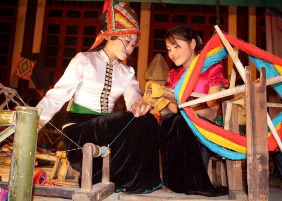 Vietnamese traditional knitting, an activity in Mai Chau Tour