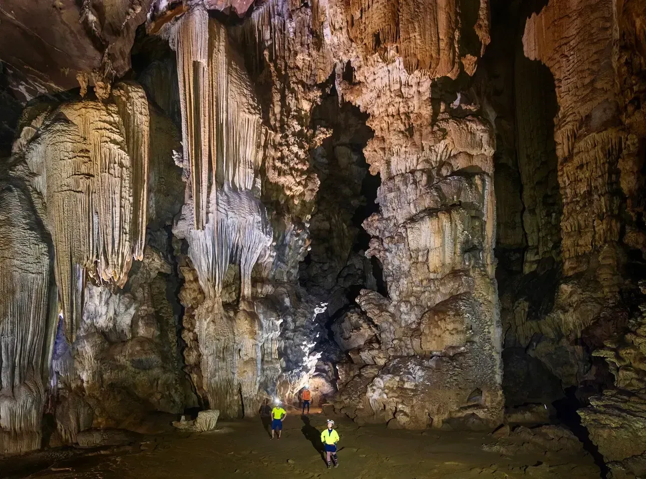 What travellers should know — Stalactites and passage inside Victory Cave, Phong Nha (photo: LuxTravel / Jungle Boss source)