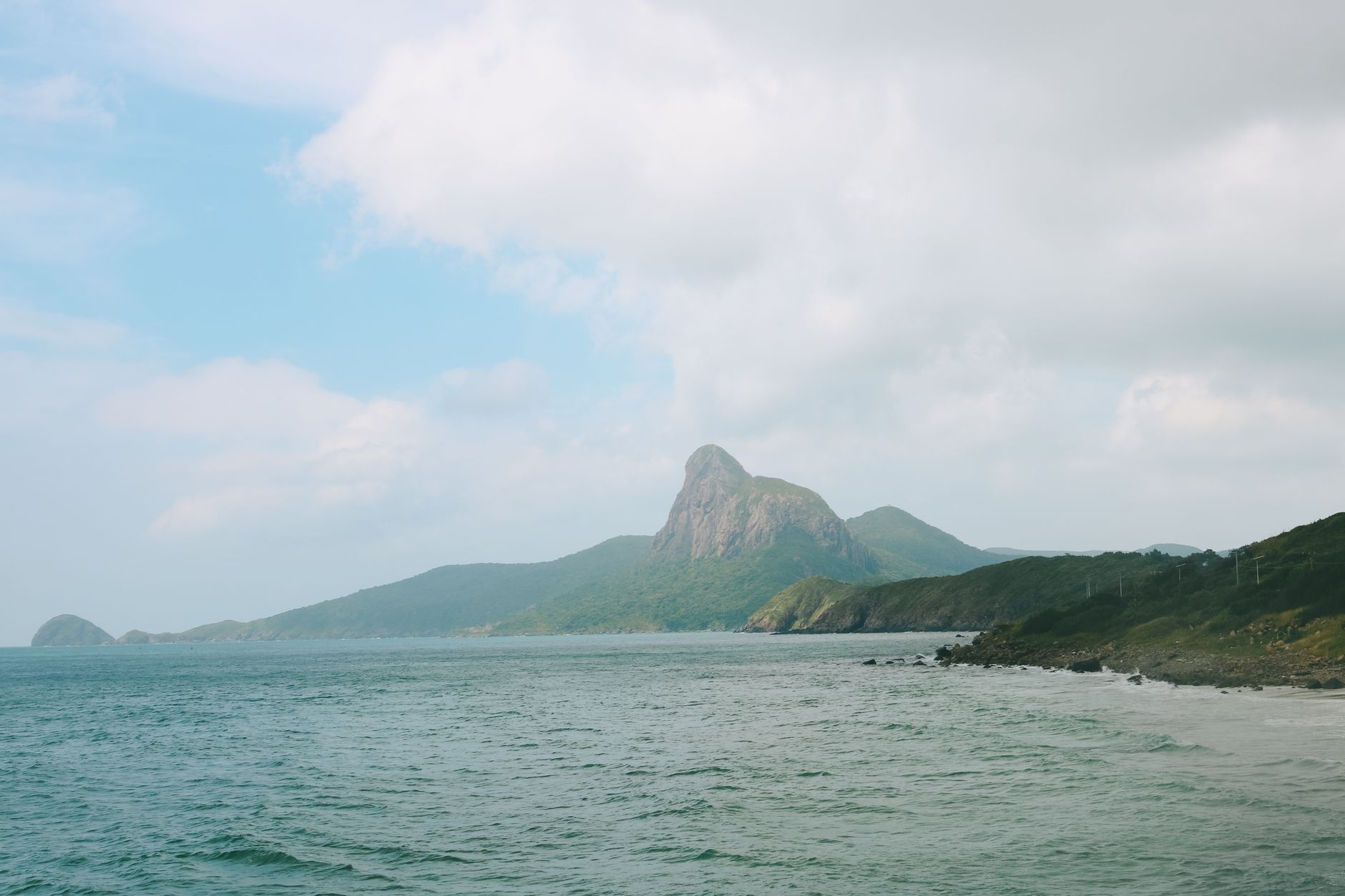 Planning notes — Tranquil seascape of Bà Rịa - Vũng Tàu with lush mountains and blue sky. (photo: Khoa Nguyen)