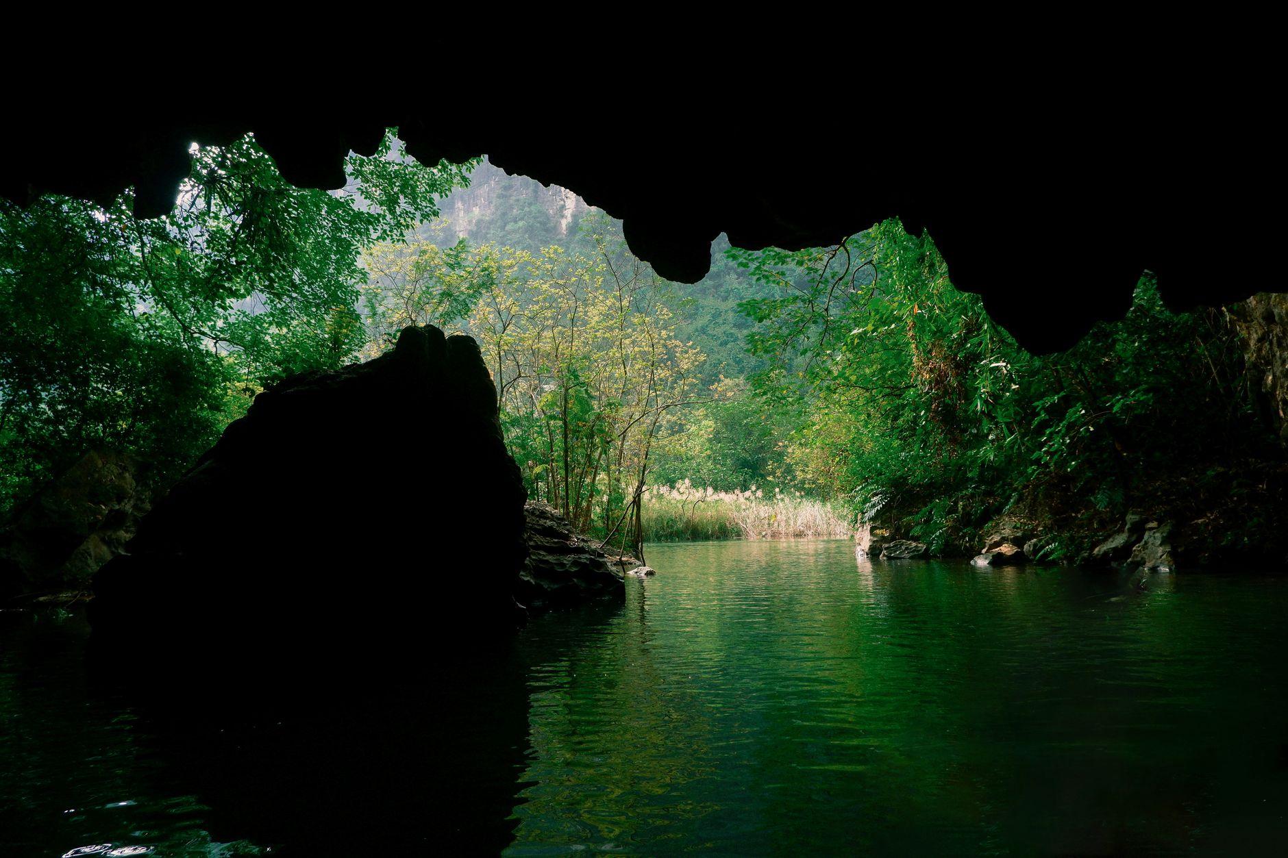 Practical context — Discover the serene beauty of a lush cave and reflective waters in Vietnam. (photo: Trinh Tuoi)