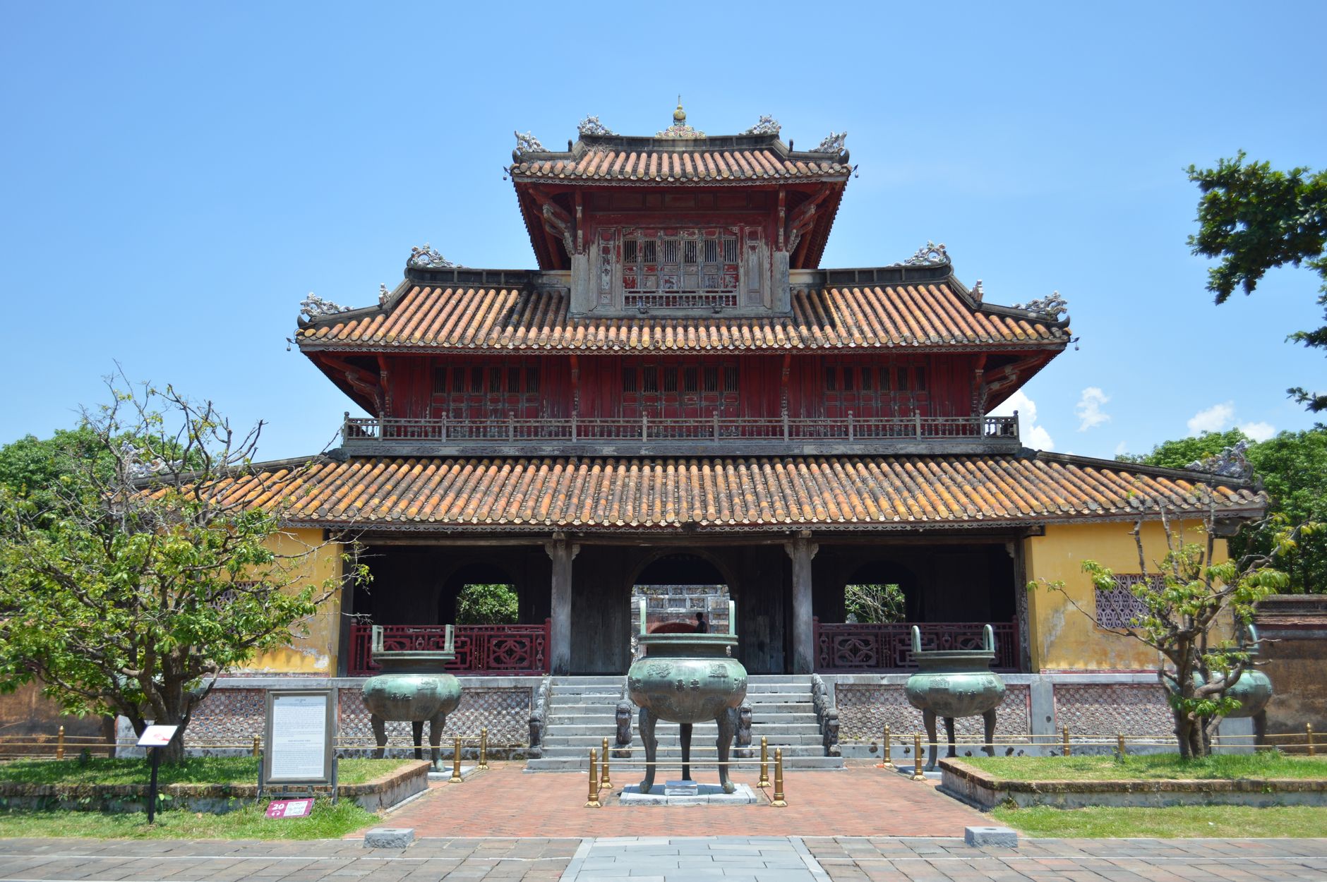 Vietnam Tour Honeymoon tips — Beautiful Vietnamese pagoda with traditional architecture under a clear blue sky (photo: Valeria Drozdova)