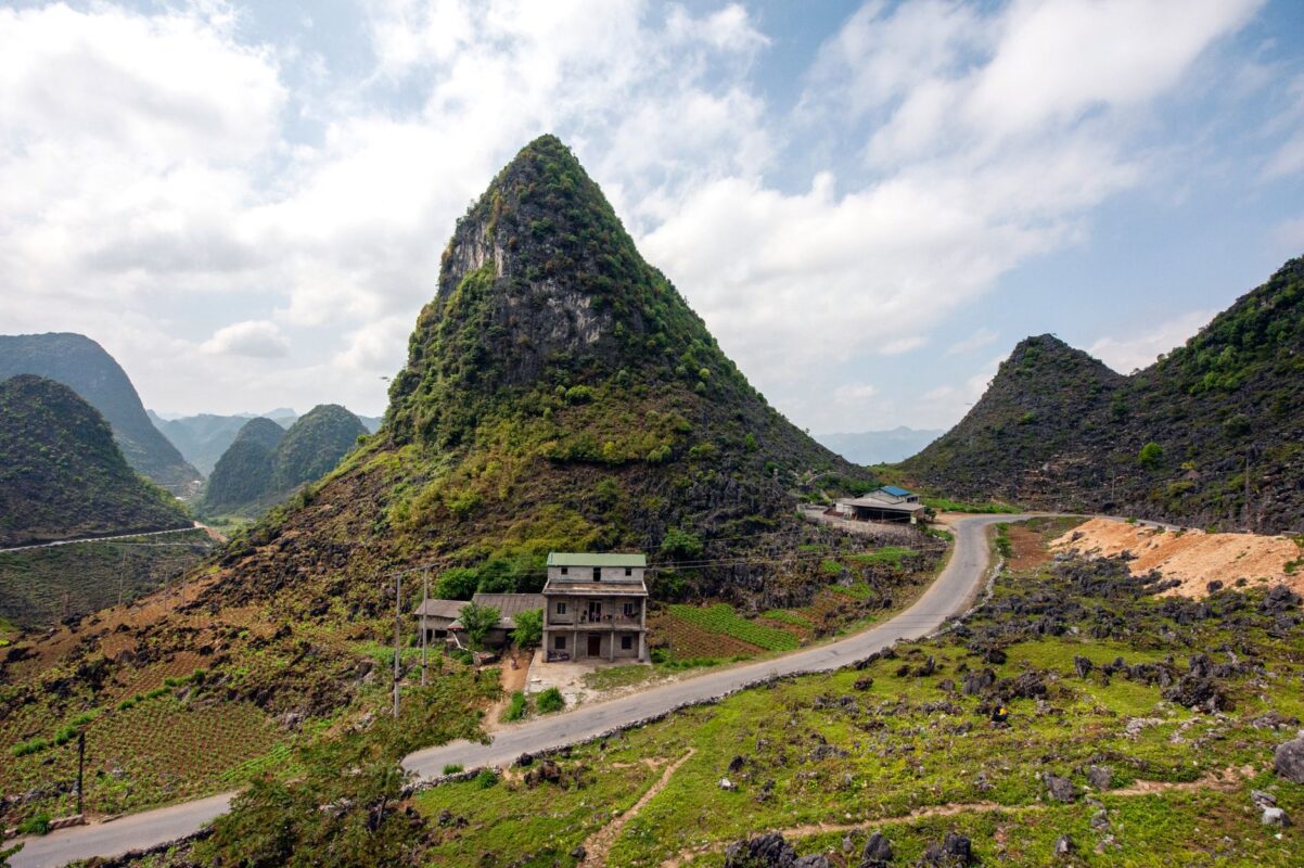 loneliest road winding mountain highway in Vietnam — photo: TUAN PHAN / Pexels