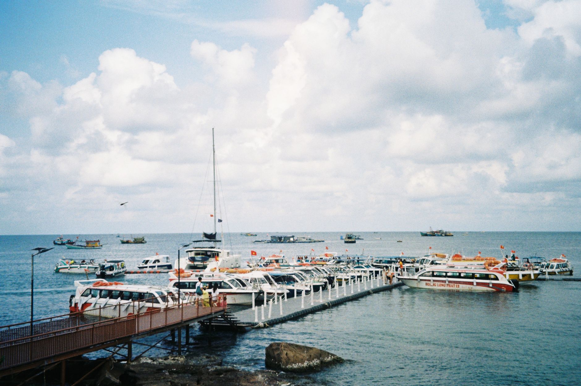Nearby Ideas — A scenic view of numerous boats docked at a seaport in Phu Quoc, Vietnam under a (photo: Pi Heu)