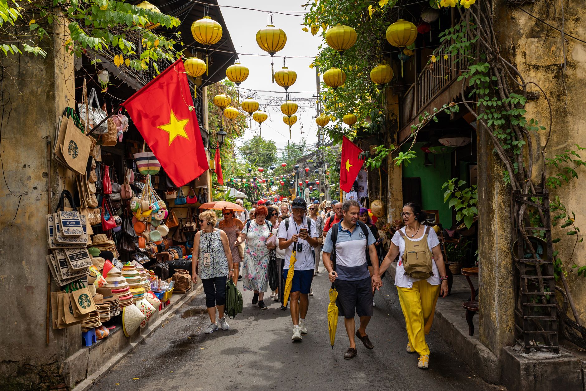 Nearby Ideas — Vibrant street market in Đà Nẵng, Vietnam, bustling with tourists and colorful l (photo: Võ Văn Tiến)