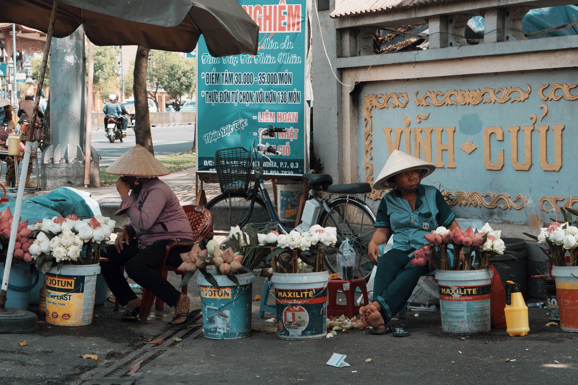 Asia'S City Nightlife in Practice — Urban street market with flower vendors and local culture in action. (photo: Huynh Duc)