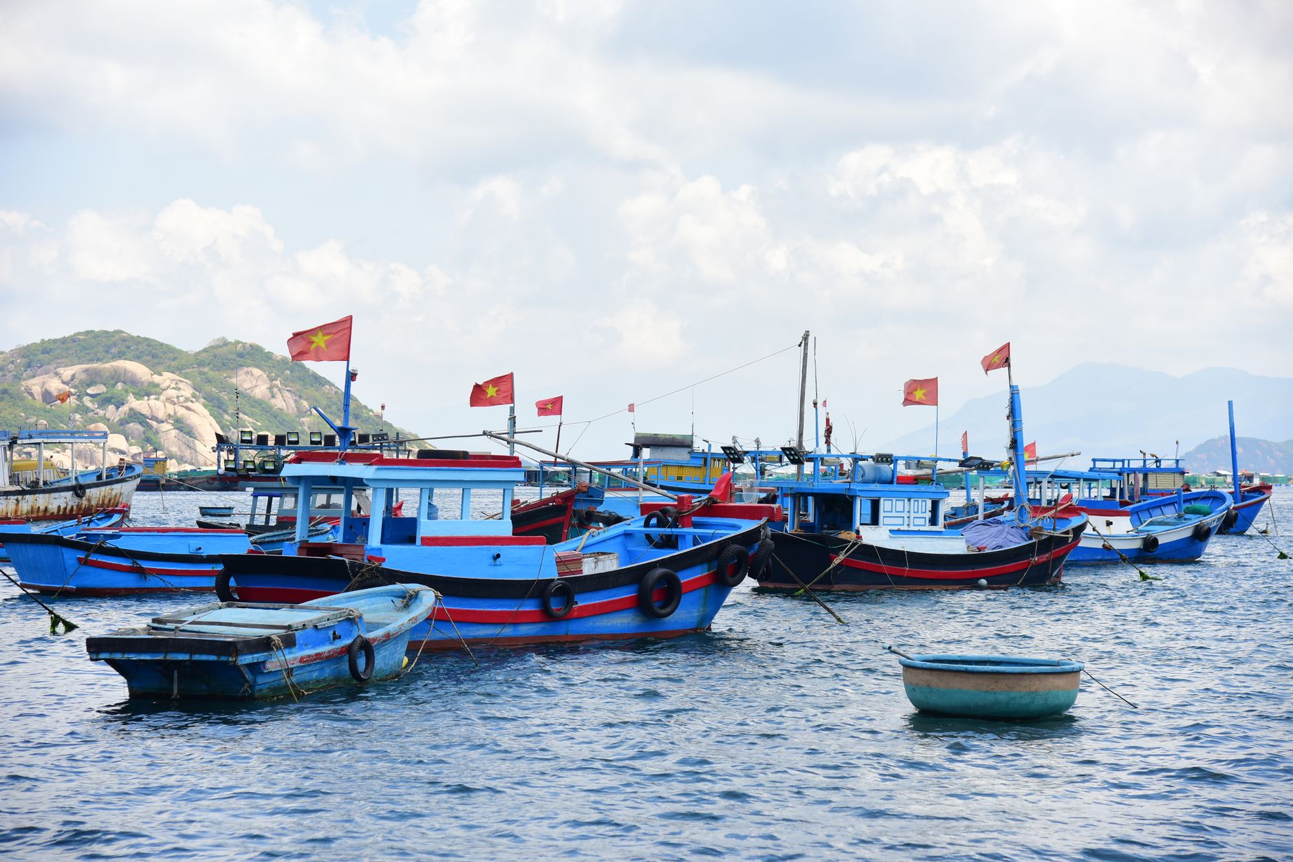 Conclusion — Vibrant fishing boats with Vietnamese flags in a coastal harbor under a bright s (photo: Sóc Năng Động)