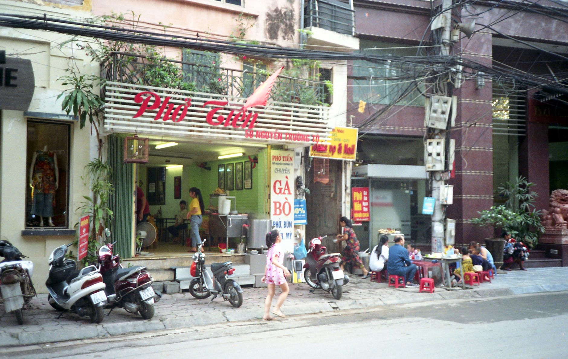 Bustling Vietnamese restaurant with people dining — photo: Alan Wang