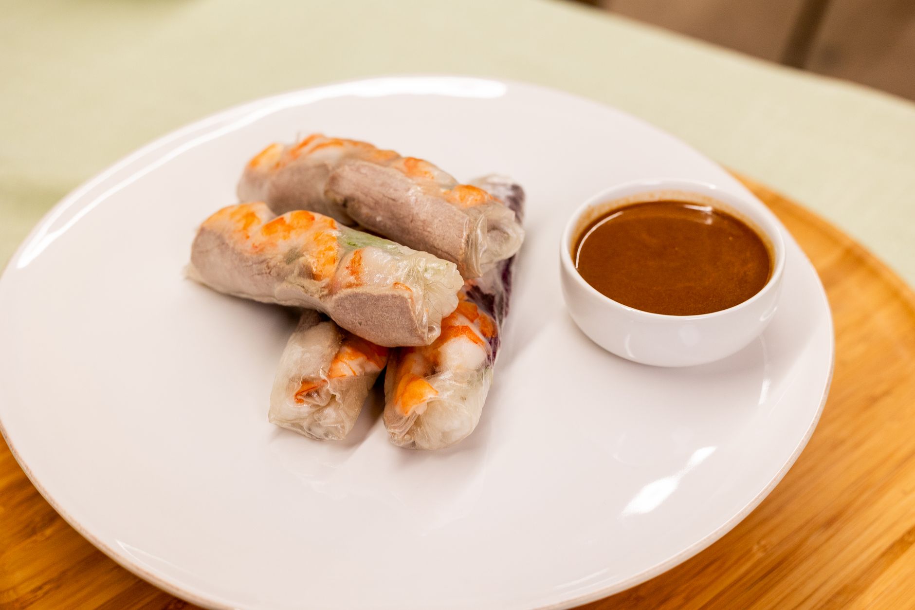 Vietnamese spring rolls with dipping sauce — photo: Caleb Oquendo
