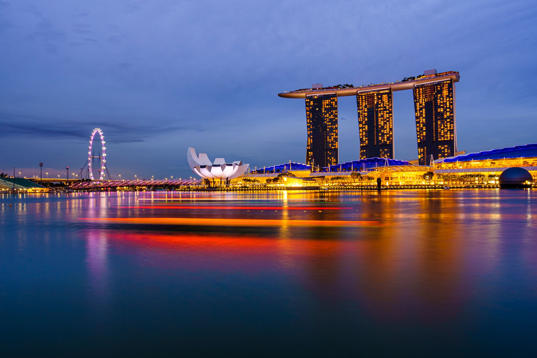 What to Expect on the Ground — Captivating cityscape of Singapore's Marina Bay at twilight with iconic landmark (photo: Cyrill)