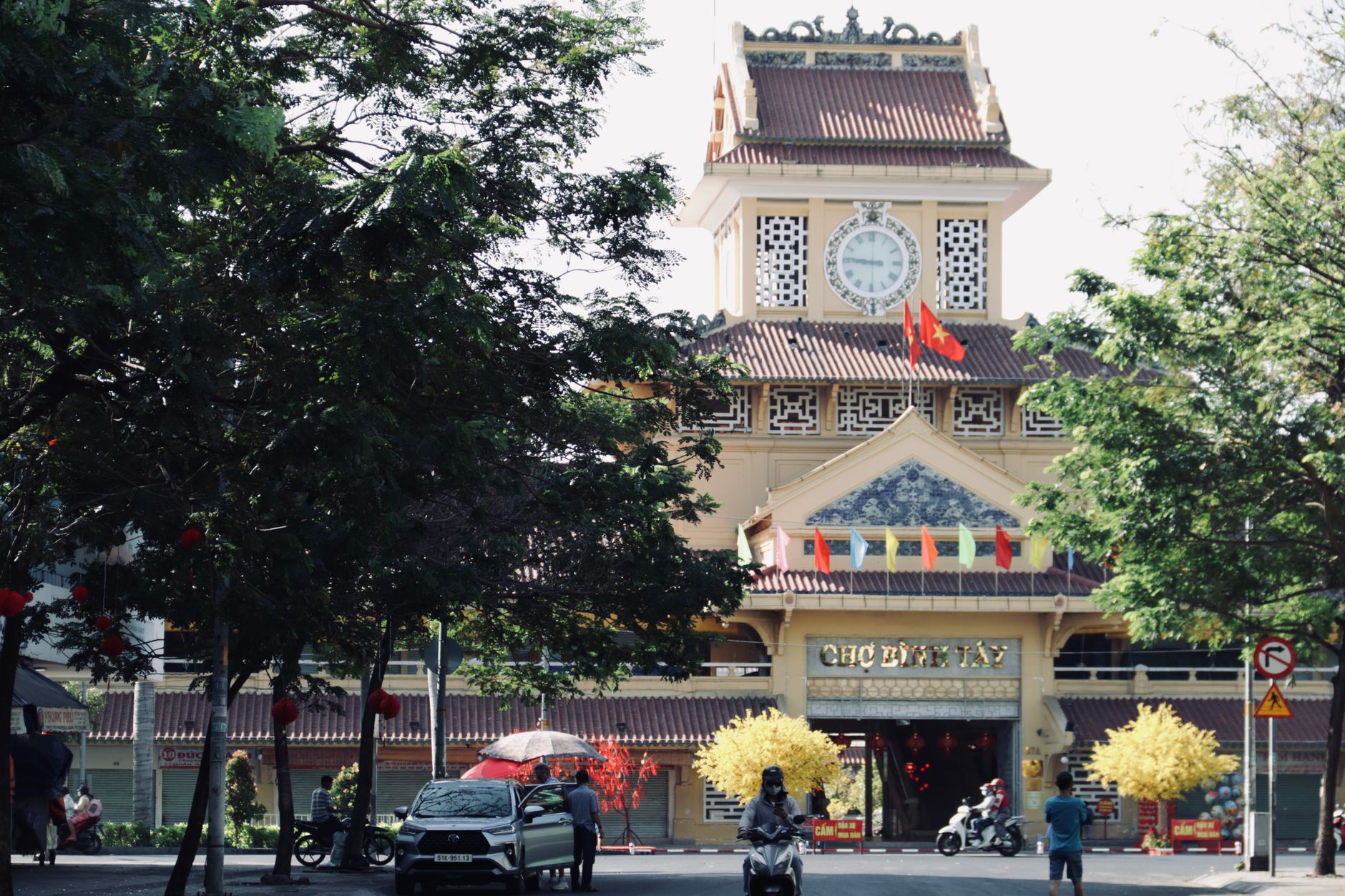 What to Expect on the Ground β Scenic view of the iconic Binh Tay Market entrance with surrounding trees and vi (photo: Tuan Vy)