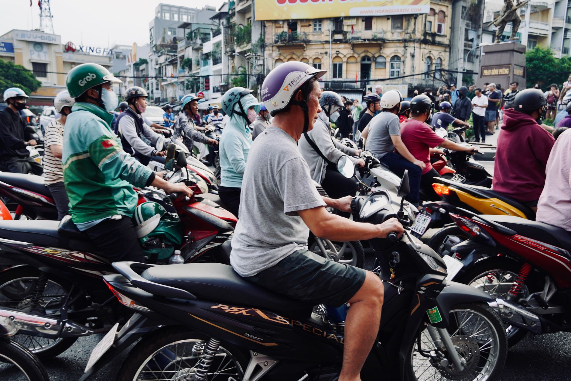 Planning Notes β A busy urban street scene with numerous motorcyclists waiting at a traffic light (photo: Tuan Vy)