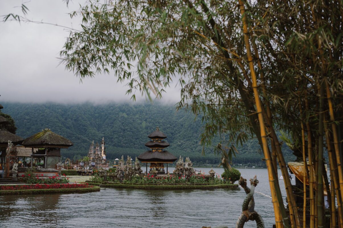 A tranquil scene of the Ulun Danu Beratan Temple in Bali, surrounded by lush greenery and misty mountains. β photo: Lucas Tran
