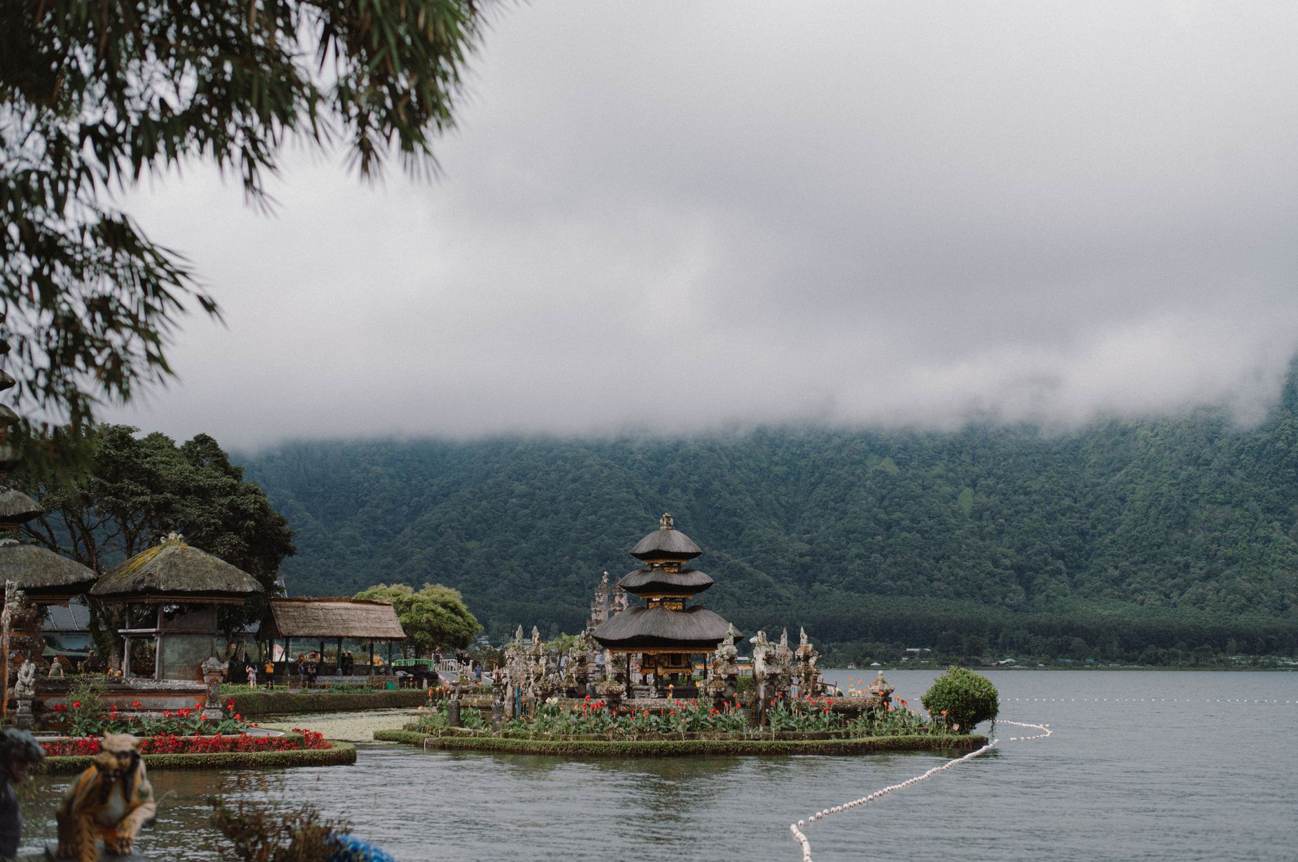 Planning Notes β A serene view of the Ulun Danu Beratan Temple surrounded by misty mountains and (photo: Lucas Tran)