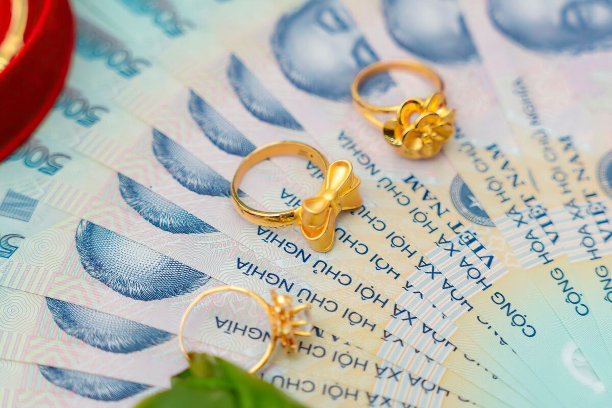 Close-up of gold rings on Vietnamese banknotes, symbolizing wealth and prosperity. — photo: Phẩm Bùi