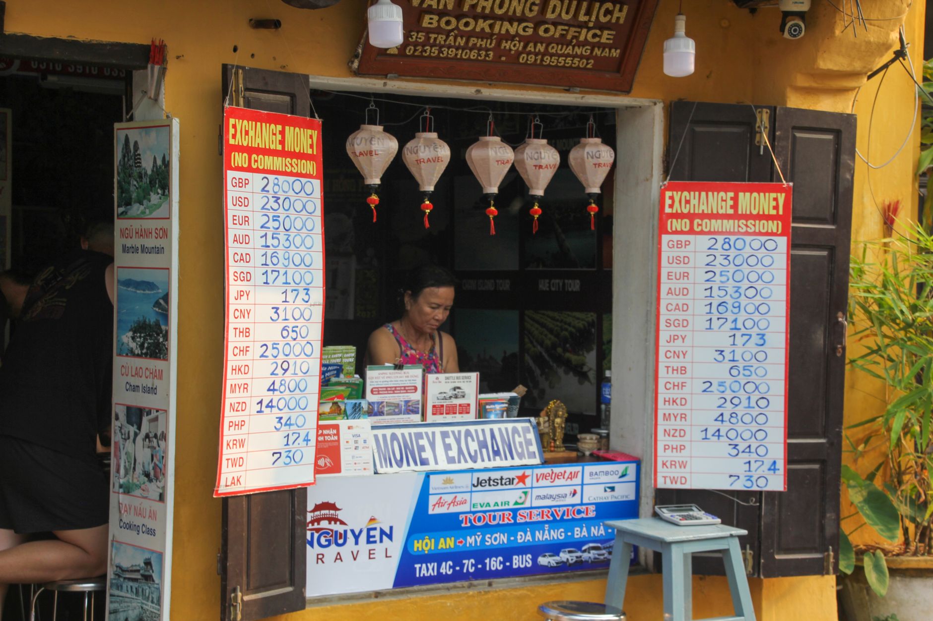 Additional notes — A lively currency exchange booth in Đà Nẵng, Vietnam, showcasing conversion rate (photo: Nhà văn)