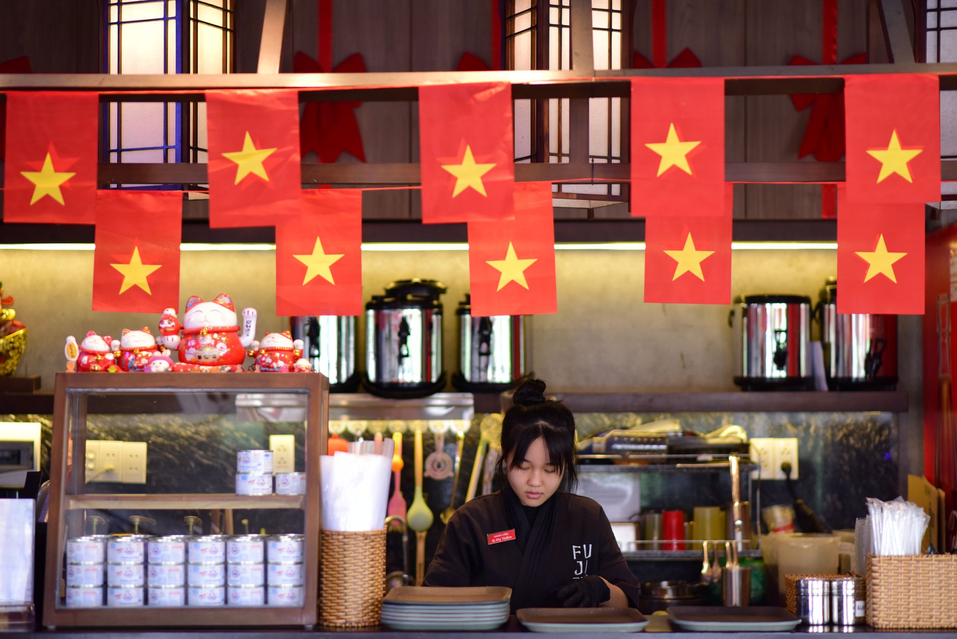 Planning Notes — Vibrant Vietnamese restaurant interior featuring national flags and attentive st (photo: Sóc Năng Động)