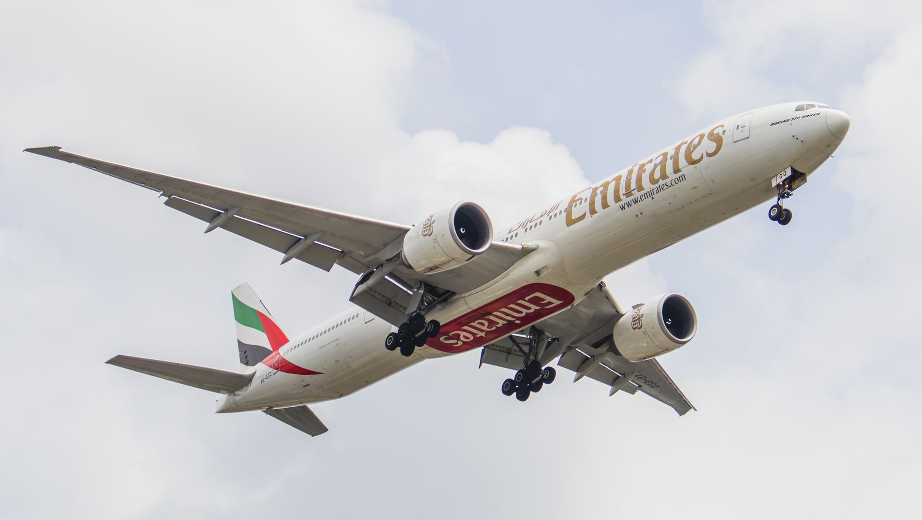 Nearby Ideas — An Emirates Boeing 777 aircraft soaring through the sky, showcasing aviation mag (photo: Ethan Sarkar)