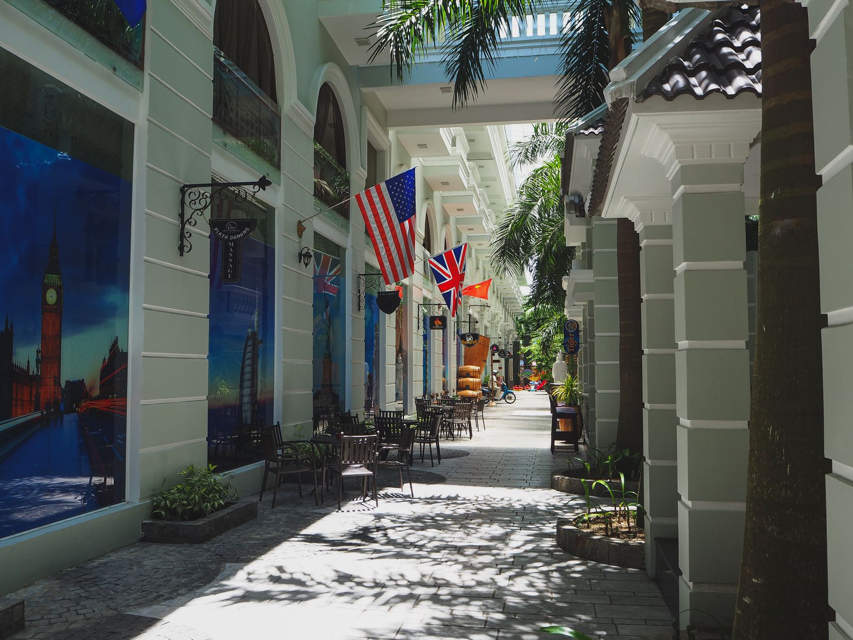 Nearby Ideas β Narrow paved street with outdoor cafe and classic styled buildings decorated wit (photo: Ryutaro Tsukata)