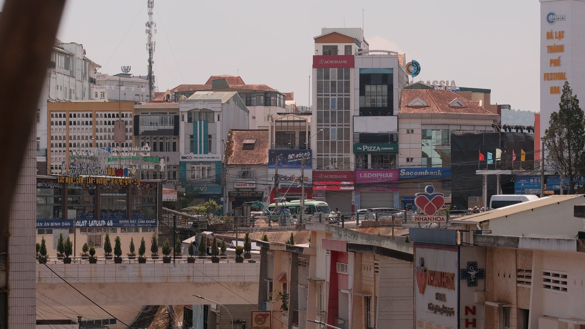 Conclusion β View of bustling Dalat city center with various commercial buildings and signage (photo: Pew Nguyen)