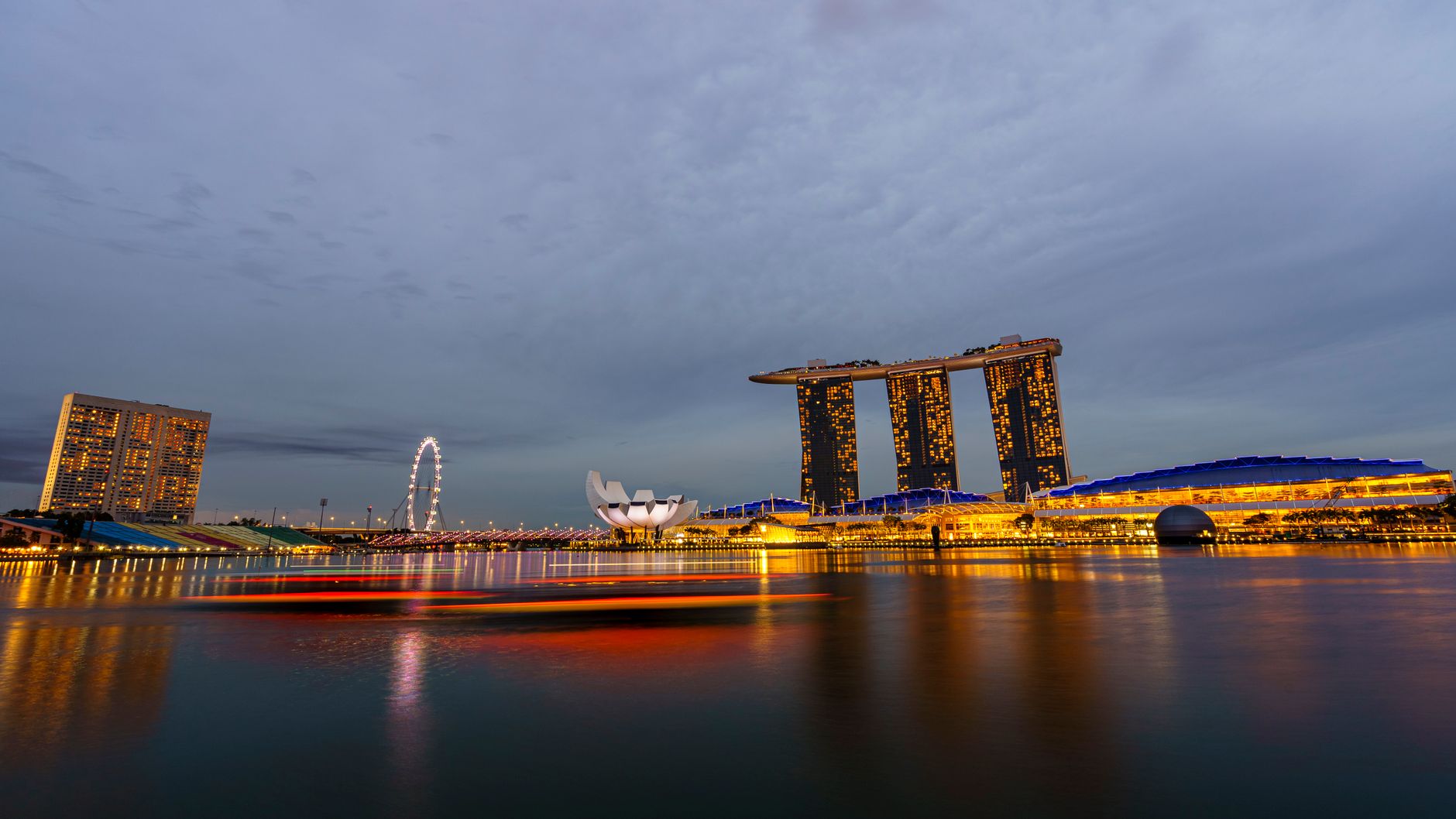 Conclusion — Beautiful illuminated skyline of Marina Bay, Singapore at dusk with iconic landm (photo: Cyrill)
